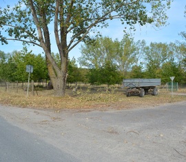 Blick auf das Ehrenhain an der Zufahrt zum ehemaligen Tagebau Cottbus Nord bei Neuendorf