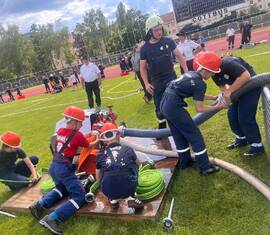 Die Jugendfeuerwehr Wolfshain bei den Vorbereitungen zum Lauf beim Löschangriff nass