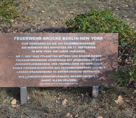 Gedenktafel Feuerwehr-Brücke Berlin-New York am Ehrenhain