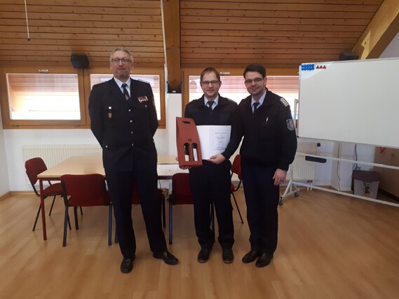 amt. Kreis&shy;jugend&shy;feuerwehrwart Stefan Kothe, Nico Hammel und Vorsitzender des Kreis&shy;feuerwehr&shy;verbandes Spree-Neiße e.V. Robert Buder v.l.