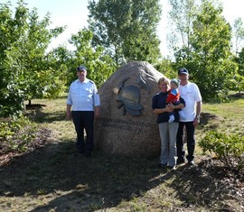 Ehrenlandesbrandmeister Jürgen Helmdach, Beteiligte an der Pflanzaktion Stefanie Krause, Ehrenvorsitzender des KFV SPN Dieter Matschke (v.l.)