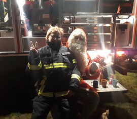 Jugendwartin der Jugendfeuerwehr Forst OT Stadt beim Nikolaus