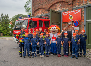 Alle Teilnehmer vor dem Löschfahrzeug