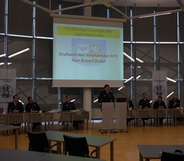 Robert Buder, Vorsitzender des Kreis&shy;feuerwehr&shy;verbandes Spree-Neiße e.V. übermittelt seine Grußworte