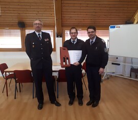 amt. Kreis&shy;jugend&shy;feuerwehrwart Stefan Kothe, Nico Hammel und Vorsitzender des Kreis&shy;feuerwehr&shy;verbandes Spree-Neiße e.V. Robert Buder v.l.