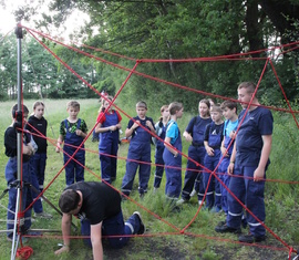 Ein Spinnennetz galt es an der Station vom THW Cottbus zu überwinden