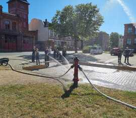 Beim Ballwettspritzen vor dem Gerätehaus Mitte
