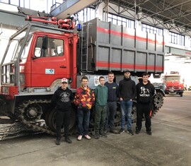 Die Mitglieder der AG Brandschutz vor dem Ketten-Löschfahrzeug