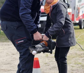 Gar nicht so einfach ein so kleines zartes Ei mit einem so großen mächtigen Gerät zu Transportieren.