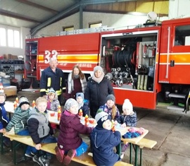 Das Essen in der großen Fahrzeughalle hat allen gut geschmeckt.