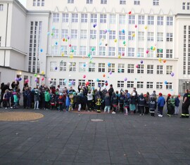 An Luftballons gebunden steigen die Zukunftswünsche, welche vorher auf Zettel geschrieben und gemalt wurden, in den Himmel.