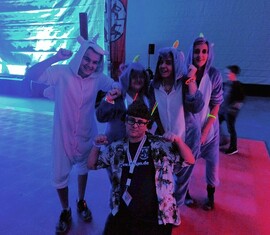 Als Einhörner verkleidet waren die Mädels um ihren Kreis&shy;jugend&shy;feuerwehrwart aus Spree-Neiße ein echter Hingucker.