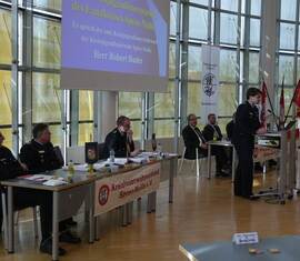 amt. Kreis&shy;jugend&shy;feuerwehrwart Robert Buder berichtet über 4 Jahre Arbeit in und mit der Kreis&shy;jugend&shy;feuerwehr Spree-Neiße.