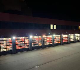 Die Fahrzeughalle in dunkeln