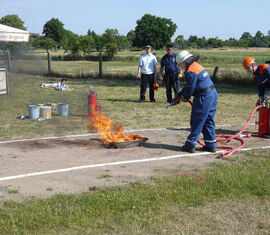 an der Feuerstelle bei der 5x80m Feuerwehrstafette