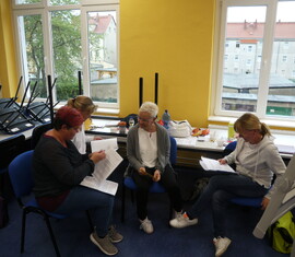 Gruppenarbeit zu ausgelosten Themen während der JuLeiCa Teil 1 Ausbildung im Katastrophenschutzzentrum des Landkreises Spree-Neiße