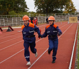 Übergabe Staffelstab beim 1500 Meter Staffellauf während der Abnahme der Leistungsspange