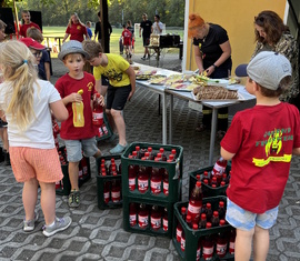 11 Kisten Rote Brause von der Sparkasse sorgten für viel Freude
