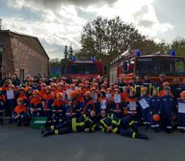 Gruppenbild alle Teilnehmer der Abnahme Kinderflamme