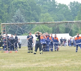 Eine Station der Lagerolympiade war das sogenannte "Spinnennetz" Alle Gruppenmitglieder mussten irgendwie hindurch, aber es durfte keine Lücke doppelt genutzt werden