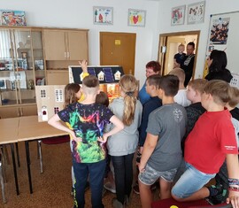 Brandschutz&shy;erziehung bei der Jugendfeuerwehr Jocksdorf mit dem Rauchdemohaus
