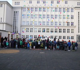 An Luftballons gebunden steigen die Zukunftswünsche, welche vorher auf Zettel geschrieben und gemalt wurden, in den Himmel.