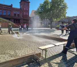 Beim Ballwettspritzen vor dem Gerätehaus Mitte