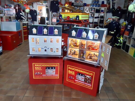 Die beiden neuen Rauchdemohäuser für den Landkreis Spree-Neiße