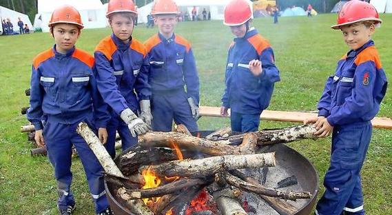 Auch Eric, Felix, Paul, Felix und Odin aus den Jugendfeuerwehren Döbern und Wolfshain waren beim Kreisjugendlager am Pfingstwochenende in Friedrichshain mit dabei.