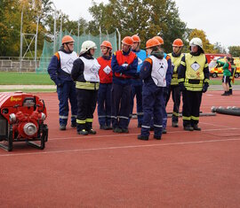Ein Gruppe angetreten zur Abnahme der Disziplin "FwDV 3" bei der Abnahme der Leistungsspange