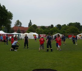 Gemeinsame Ballspiele auf dem Zeltplatz