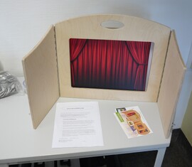 Ein Kamishibei-Erzähltheater für die Brandschutz&shy;erziehung. Durch den Kreis&shy;feuerwehr&shy;verband Spree-Neiße wurden 5 dieser Erzähltheater beschafft.