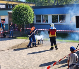 Der Angriffstrupp löscht erfolgreich mit einem D-Strahlrohr den Brand.
