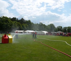 Vorführung der FwDV 3 einer zusammengestellten Gruppe aus verschiedenen Jugendfeuerwehren