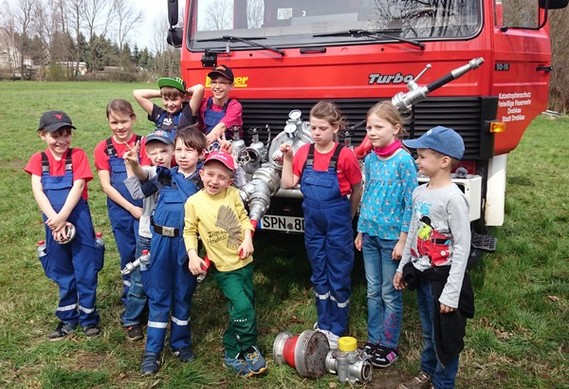 Das man aus wasserführenden Armaturen tolle Figuren bauen kann, bewies auch die Kinderfeuerwehr Drebkau.