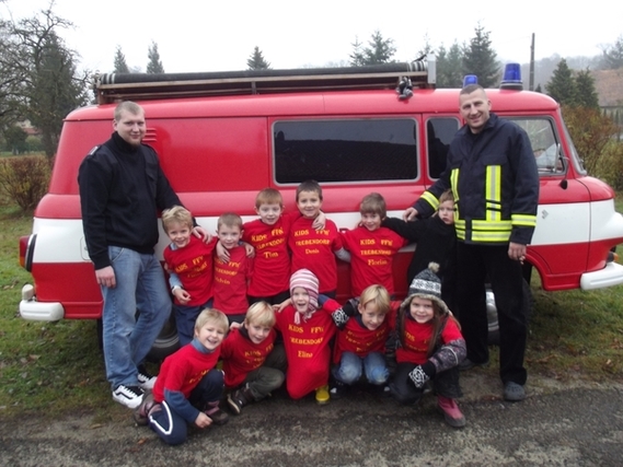 Gruppenfoto der Kidsfeuerwehr mit ihren Betreuern Clemens Meyer und Thomas Kirst-Sommermeyer