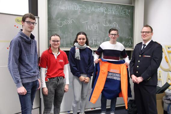 Bastian (bisheriger Jugendsprecher), Anja (stellv. Landesjugendfeuerwehrwartin), Laura und Tim (neu gewählte Jugendsprecher) und Aribert (Landesjugendfeuerwehrwart) bei der Landesjugendfeuerwehr Brandenburg v. l. n. r