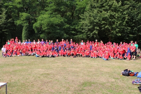 Gruppenbild aller Teilnehmer mit den neuen T-Shirts für die Kid´s