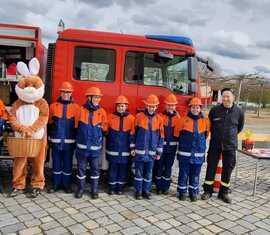 Alle Teilnehmer mit dem Osterhasen vor dem TSF-W der Ortswehr Horno
