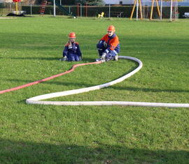 Einsatz: Brand klein – Die Wasserversorgung steht. Der Schlauchtrupp bedient den Verteiler