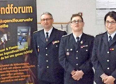 Der neue Vorstand der Kreis&shy;jugend&shy;feuerwehr Spree-Neiße mit Christian Rösiger aus Spremberg als Vorsitzendem (Mitte) sowie Stefan Kothe aus der Gemeinde Kolkwitz und Carolin Vatter aus Forst als Stellvertreter.