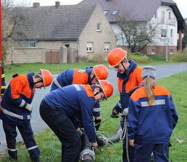 Die Gruppe im Löscheinsatz – Es musste eine Wasserversorgung aufgebaut werden