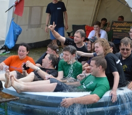 Abkühlung im kleinen Pool der Feuerwehr Guben