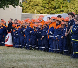 Die Teilnehmer lauschen gespannt den Grußworten