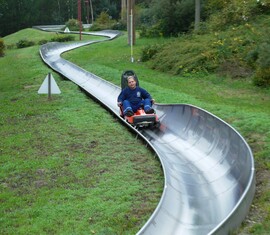 Fahrt auf der Sommerrodelbahn nach der Pflegeaktion am Feuerwehr-Ehrenhain