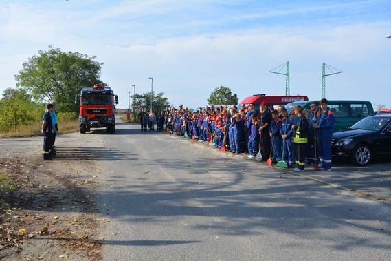 Eröffnung vor dem Ehrenhain bei Neuendorf