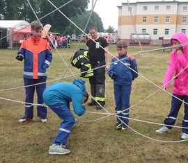 Lena krabbelt durch das Spinnennetz