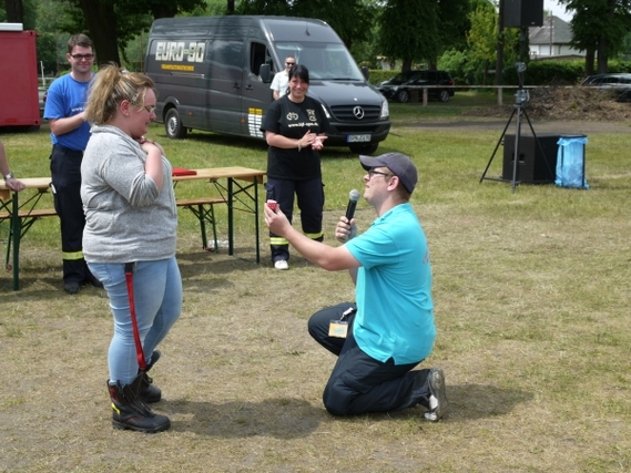 Kreis&shy;jugend&shy;feuerwehrwart Christian Rösiger stellt seiner Freundin Anna Möller die Fragen aller Fragen.