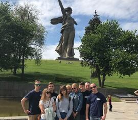 Besichtigung der Statue "Mutter-Heimat-ruft" auf dem Mamaev-Hügel