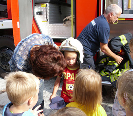 Ganz schön groß so ein Helm von der Feuerwehr.